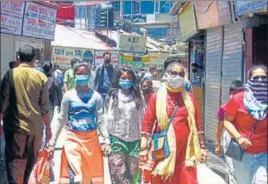  ?? DEEPAK SANSTA/HT ?? People out in the market with masks during the relaxation hours in Shimla on Wednesday.