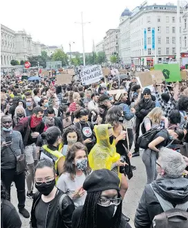  ??  ?? Abstand halten unmöglich: 50.000 Menschen sind am Donnerstag­nachmittag zur Anti-Rassismus-Demo in Wien gekommen.