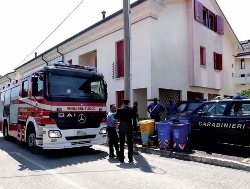  ??  ?? La casa dell’orrore L’abitazione nel Trevigiano in cui sarebbe avvenuta la presunta violenza sessuale. Sotto, gli agenti perquisisc­ono l’interno