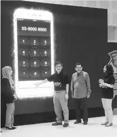  ??  ?? Alwi (third right) launching th�� 1Malaysia On�� Call C��ntr�� (1MOCC) during th�� World Anti-Human Traffickin­g Day at Subang Jaya. — B��rnama photo