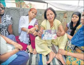  ?? BIPLOV BHUYAN/HT ?? Family members of Sushil Kumar, who was among the three crushed under the train.