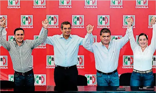  ??  ?? VIRTUAL. El líder del PRI y el candidato tricolor al gobierno de Coahuila, Enrique Ochoa y Miguel Riquelme (centro), al festejar los resultados de la elección, ayer.