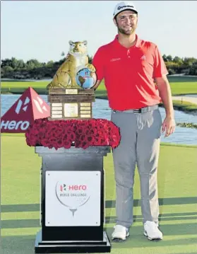  ?? FOTO: AP ?? El tercero del año Rahm con el trofeo del World Challenge, su 6ª victoria profesiona­l