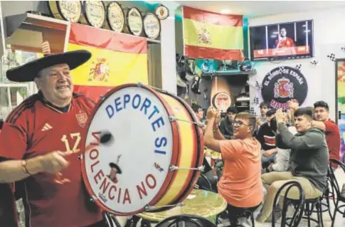  ?? // ROBER SOLSONA ?? Manolo y su bombo, animando a España frente a Japón desde un bar frente a Mestalla.