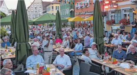  ?? FOTOS: ANETTE RÖSSLER ?? Ein Bärenplatz voller Menschen feiert das 150-jährige Bestehen der Kolpingsfa­milie Tettnang.