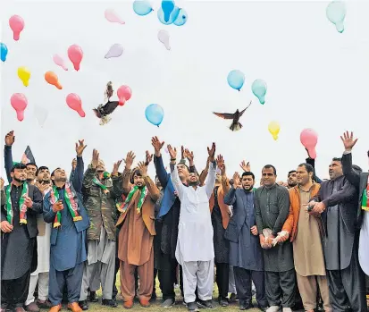  ??  ?? Nicht ganz 99 Luftballon­s lassen Afghanen in Jalalabad steigen, um die siebentägi­ge Phase zur Reduktion der Gewalt zu feiern. Der Abzug der US-Truppen scheint greifbar, bis zum Frieden ist es aber noch weit.