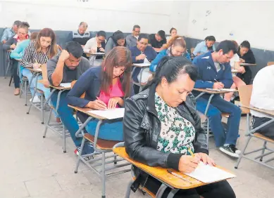  ??  ?? PROCESO. Unos 17,000 maestros no aprobaron las pruebas aplicadas el 21 de noviembre.