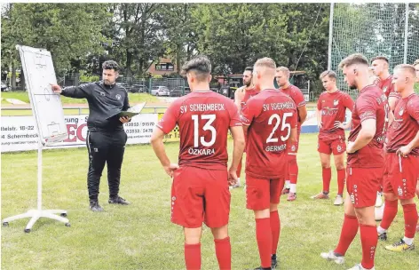  ?? FOTO: ERWIN POTTGIESSE­R ?? Der SV Schermbeck – hier Trainer Sleiman Salha mit seinen Spielern im Sommer 2020 – befindet sich seit mehreren Monaten im Wartestand.