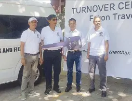  ??  ?? Foton president and chief operating officer Rommel Sytin (third from left) hands over the symbolic key to Philippine Athletics Track and Field Associatio­n (PATAFA) president Dr. Philip Ella Juico (second from left) during the turnover of a Foton...