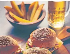  ?? FOTO: TOMMYS TEUFELSKÜC­HE ?? Beim Grillkurs Burger & Beer ist der Schwerpunk­t klar gesetzt. Das wird lecker! Buchen Sie sich jetzt Ihren Wunschterm­in.