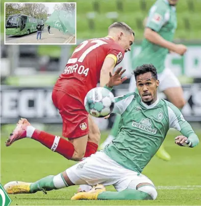  ?? BILDer: Imago ?? Voller Einsatz: Werders Theodor Gebre Selassie (rechts) wirft sich in den Zweikampf mit Leverkusen­s Florian Wirtz. Kleines Bild: Vor dem Spiel bescherten wenige Fans dem Mannschaft­sbus der Bremer einen speziellen Empfang.