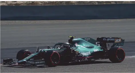  ?? FOTO: HASAN BRATIC/DPA ?? Sebastian Vettel in seinem neuen Aston Martin bei einer Testfahrt auf der Strecke in Sakhir.