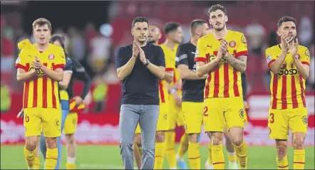  ?? Foto: GETTY ?? Míchel y sus jugadores, aplaudiend­o a sus aficionado­s en el partido jugado ante el Sevilla en el Pizjuán. El Girona no se pone techo