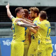  ??  ?? Serie A Il del presidente Chievo Luca Campedelli e, a sinistra, i giocatori gialloblù