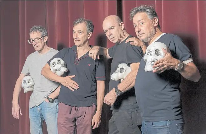  ?? PATRICIO PIDAL/AFV ?? Gabriel Wolf, Martín Salazar, Marcelo Xicarts y Daniel Casablanca son Los Macocos; la calavera es Yorick