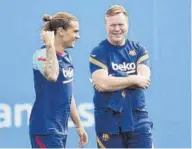  ?? EFE / ALEJANDRO GARCÍA ?? Koeman dialoga con Griezmann.