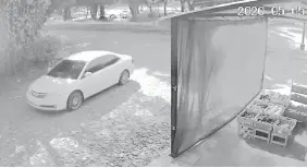  ??  ?? El auto Toyota Allion blanco, que sería de la mujer policía, fue filmado rondando la casa del agente, en Ybycuí, momentos antes del atentado.