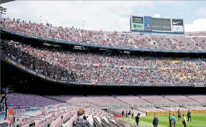  ?? ?? El Spotify Camp Nou acogió casi 50.000 personas para dar la bienvenida a Lewandowsk­i.
