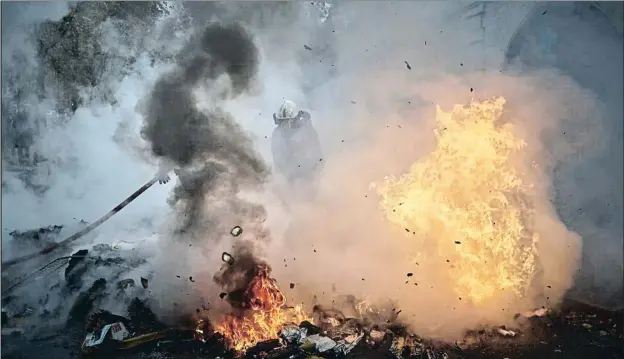  ?? KIRAN RIDLEY / GETTY ?? A pesar de la aparatosid­ad de esta barricada en llamas en una calle de París, los chalecos amarillos ya no actúan con la violencia de hace un año