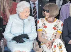  ?? FOTO: DPA ?? Duo mit Ausstrahlu­ng: Königin Elizabeth II. (links) und Anna Wintour („Vogue“) bei der London Fashion Week.