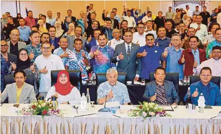  ?? (Foto BERNAMA) ?? Ahmad Zahid pada Pemukiman KKDW dan Syarikat Milikan Agensi 2026 di Kuala Nerus, semalam. Turut hadir, Timbalan Menteri Kemajuan Desa dan Wilayah, Datuk Rubiah Wang.