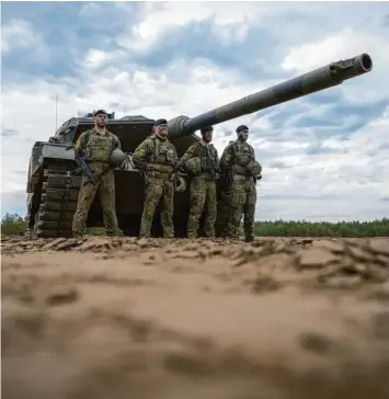  ?? Foto: Michael Kappeler, dpa (Symbolbild) ?? Soldaten vor einem Leopard-2-panzer der Bundeswehr.