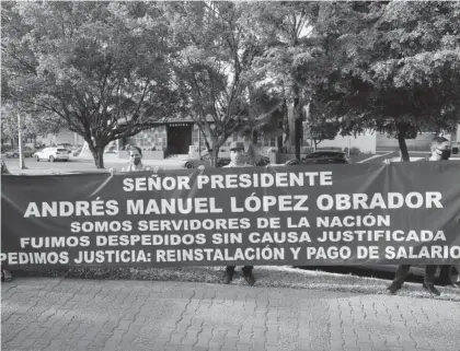  ?? FOTO: RICARDO NEVÁREZ ?? > Servidores de la nación, en espera de que AMLO salga a atender su petición.