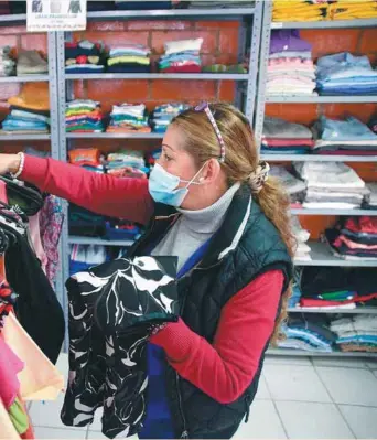  ?? / Gustavo Torrijos ?? Diariament­e, el banco de ropa recibe entre 4 y 5 toneladas de prendas que se distribuye­n en los 14 roperos que tienen a nivel nacional.