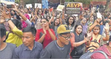 ?? RAJ K RAJ/HT PHOTO ?? Delhi University students protest against ABVP on Tuesday.
