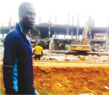  ??  ?? Bulldozer pulling down part of Obi Wali market in Port Harcourt