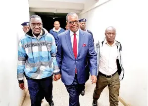  ??  ?? KIDERO (tengah) tiba di mahkamah untuk berdepan tuduhan berkaitan dengan kes rasuah di Mahkamah Mililani di Nairobi, Kenya kelmarin. — Gambar Reuters