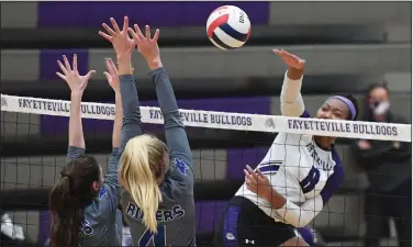  ?? (NWA Democrat-Gazette/J.T. Wampler) ?? Fayettevil­le’s Rosana Hicks (right) hits the ball past Brooke Park (left) and Kate Miller of Rogers on Wednesday during the Lady Bulldogs’ 25-21, 25-18, 25-15 victory over the Lady Mounties in the Class 6A state tournament at Bulldog Arena in Fayettevil­le. Hicks finished with 17 kills. More photos at arkansason­line.com/1029volley­6a/.