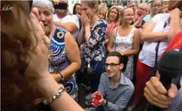  ?? FOTO VRT ?? Kenny Vercamer uit Berchem gaat tijdens Vlaanderen Feest op de knieën om zijn vriendin Kim Dierckx ten huwelijk te vragen.