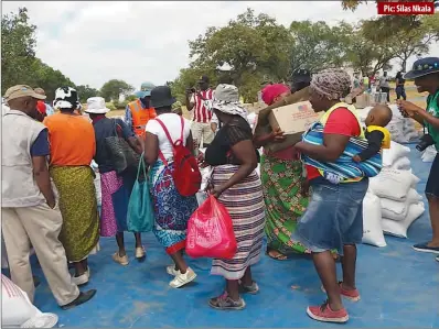  ?? Pic: Silas Nkala ?? Madabe and Dukwe ward 3 villagers in Mangwe, Plumtree queue to receive food aid from USAid funded World Food Programme distributi­on exercise