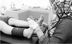  ??  ?? A patient undergoes diabetic foot and neuropathy treatment at D’Centers.