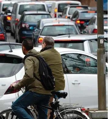  ?? Foto: Arne Dedert, dpa ?? Wie soll man da durchkomme­n? Es geht, sagt Manfred Neun, Präsident des Europäisch­en Radfahrer Verbandes – wenn man intelligen­te Verkehrsko­nzepte schafft, von denen alle etwas haben.