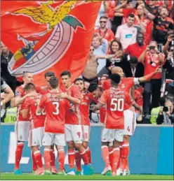  ??  ?? CAMPEONES. Los jugadores del Benfica celebran el título de la Liga.
