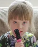  ?? FOTO: YLE ?? ■Trots fosterdiag­nostik kom Laila Huurinaine­ns Downs syndrom som en överraskni­ng för föräldrarn­a.