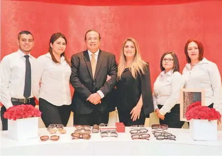  ??  ?? Estilo único y reconocibl­e. Representa­ntes de Lentexpres­s presentan la colección Cartier, que se distingue a escala internacio­nal por la perfección artesanal de sus piezas.