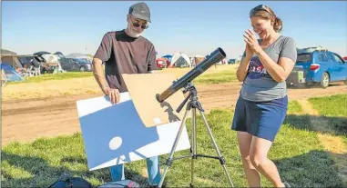  ?? FOTOS: AFP ?? PREPARATIV­OS. Millones de personas viajarán a Oregon. Se podrá ver con anteojos especiales.