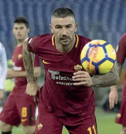  ??  ?? Veterano Aleksandar Kolarov, 32 anni, alla prima stagione in gialloross­o