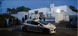  ?? (Photo AFP) ?? L’assaillant a jeté un bidon d’essence enflammé sur la porte puis tiré sur deux hommes sortant du bâtiment.