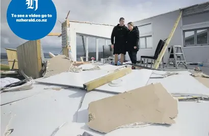  ?? Photo / Alan Gibson ?? The clean-up begins for Steve and Dawn Fretich at what was their new house in Ohope. ¯