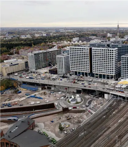  ??  ?? Stationen finns på samma plats där den gamla stationen stått, men nu har den fått sällskap av köpcentret Tripla på sin västra sida.