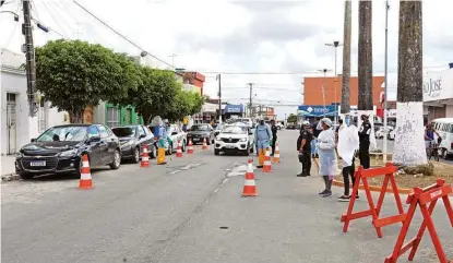  ??  ?? MATA NORTE Em Carpina, restrições foram adotadas desde segunda-feira. Veículos na cidade são abordados e passam por higienizaç­ão