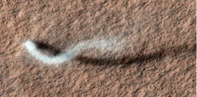  ??  ?? Winds are rarely high on Mars, but they include very fine dust particles which can enter the machinery of Curiosity. Dust devils such as this one are not uncommon and can have diameters of up to hundreds of metres.