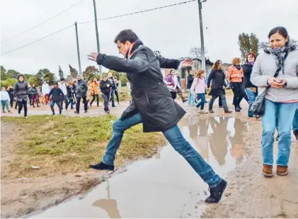  ?? FR ?? Charco. En Tres Arroyos, Sergio Massa visitó barrios afectados por la lluvia. También fue a Bahía Blanca.