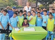  ??  ?? Jovanna Montejo, muy feliz celebrando con los niños de su Academia de fútbol./