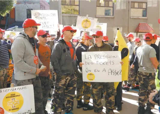  ?? PHOTO ANTOINE LACROIX ?? Les policiers de la Régie intermunic­ipale de police Thérèse-de-Blainville ont dénoncé les quotas de contravent­ions, mercredi.