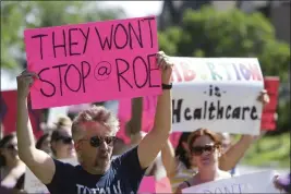  ?? NIKOS FRAZIER — QUAD CITY TIMES ?? Abortion rights protesters demonstrat­e in Vander Veer Park in Davenport, Iowa.